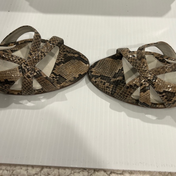 Naturalizer -open toed, strappy sandals- Size 8.5 Excellent, like new condition. - Picture 5 of 9